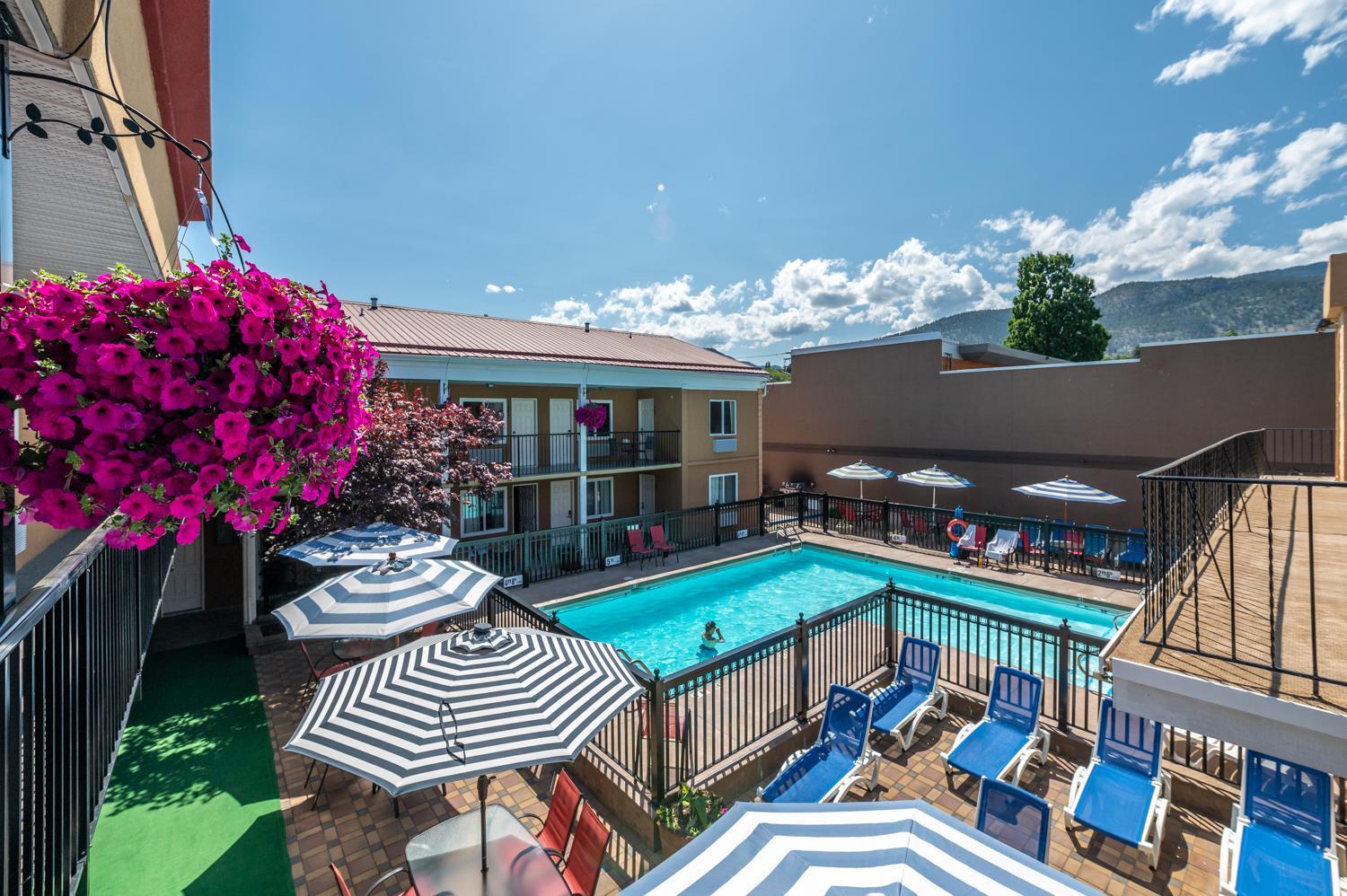 Sahara Courtyard Inn Penticton Bagian luar foto