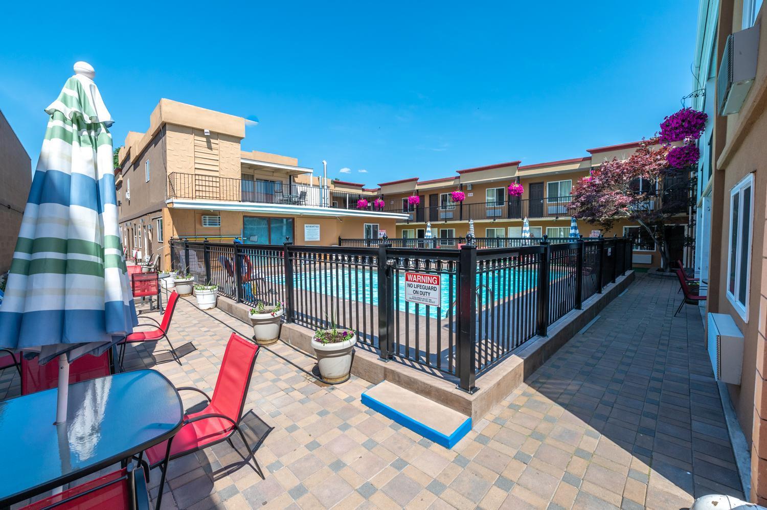 Sahara Courtyard Inn Penticton Bagian luar foto