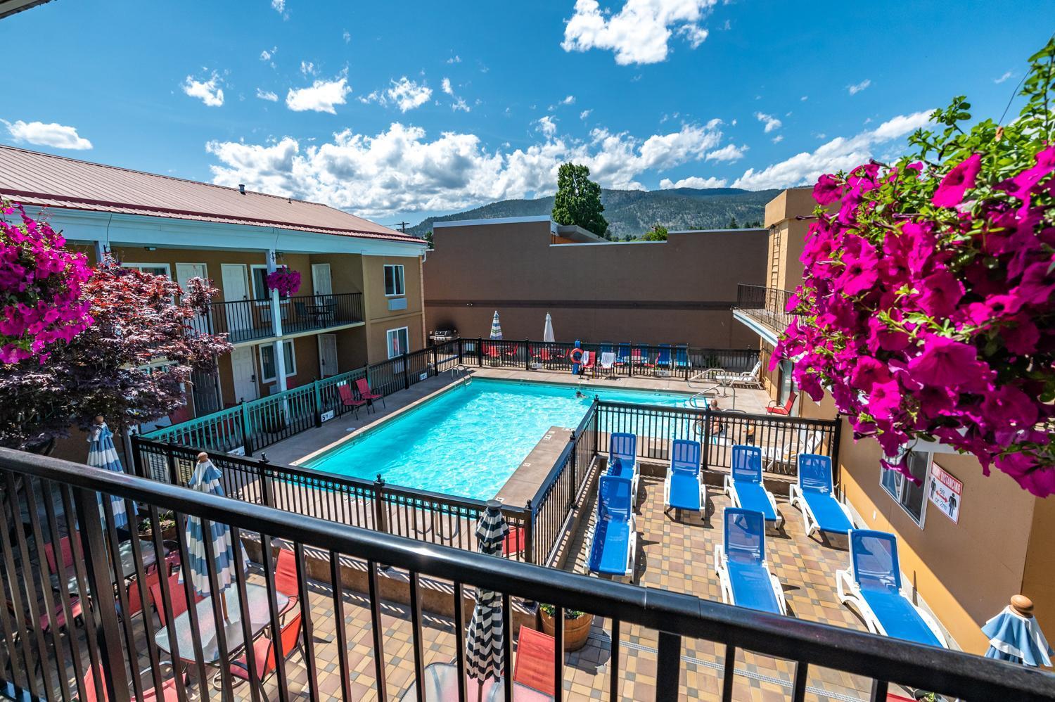 Sahara Courtyard Inn Penticton Bagian luar foto