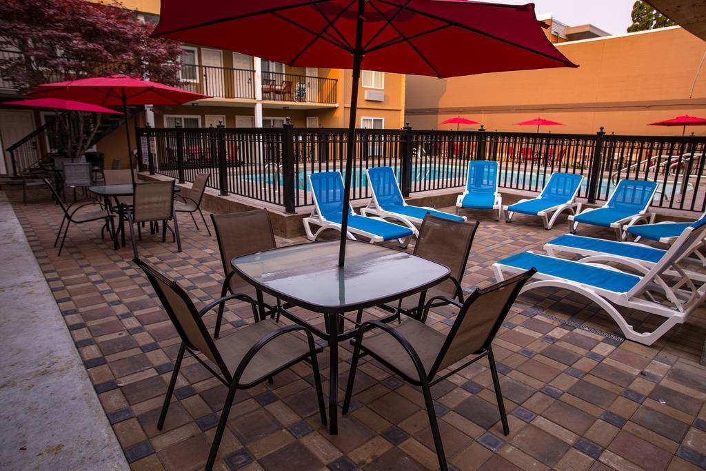 Sahara Courtyard Inn Penticton Bagian luar foto